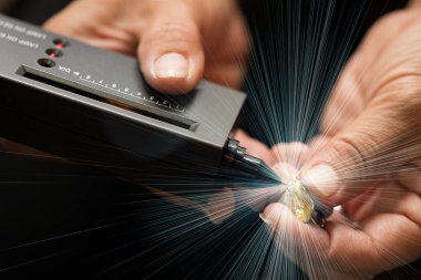Elmas Testi Gemstone Seçici Mücevher Mücevher Mücevherat Testi, hızlı, hassas, güvenli, seçici odaklanma için taşınabilir elektronik cihaz ile gerçek olup olmadığını kontrol etmeye hazır.