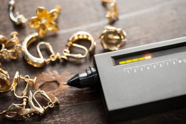 Pek çok pahalı dekoratif yüzük, küpeler gerçek mi değil mi kontrol etmeye hazır Elmas Testi Gemstone Seçici Mücevher Mücevherat Testi, taşınabilir elektronik cihaz hızlı seçici odak noktalarını gözetlemek için