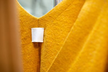 Perakende mağazasında moda tasarım kıyafetleri, yeni koleksiyon boş fiyat etiketli sarı sonbahar kış koleksiyonu, bahar ayında vitrin alışverişinde elbise, uzay metin logosu kopyası