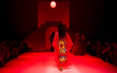 Moda mankenleri, Moda Haftası 'nda Pist Rampası' nda son sahne alarak yeni giysi koleksiyonu bahar yazını sunar. Güneşin batışı, İran tarzı, uzay resmini kopyala.