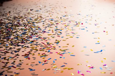 Yeni koleksiyonu gösterdikten sonra kutlamak için yere Parıldayan kağıt ile Boş Sahne Moda Runway 'i at, boşluk resmini kopyala