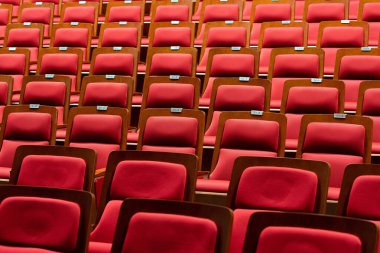 Kırmızı PU deri ağ desenli kumaş kumaş, ahşap çerçeve, boş sandalye koltukları, salon tiyatrosu konseri ya da tavan ışıklandırmalı Seminer büyük konferans salonu salonu.