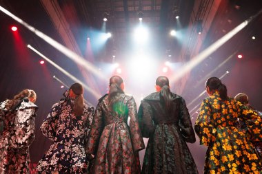 Model yaz moda defilesinde yürüyor. Yüzü olmayan yeni tasarım elbiseler ve kimliği belirsiz biri ya da ışıklandırmayla sahne rampasına geri dönmek. Ek Tahıl Gürültüsü Eklendi