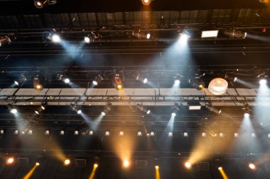 İnşaat sehpasında ışık saçan parlak ışınları aşağı doğru beyaz sarı renkte, konser ve moda rampasında, hareket ettirme amacı tahıl sesi eklemek