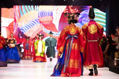 Model, Hanbok Kore Geleneksel Kostümünün Moda Gösterisi 'nde yürüyor. Podyumda Hun Bok 'un yüzü ve kimliği belirlenemeyen elbisesi ya da sahne rampasına ışıkla dönmek yok. Ek Tahıl Gürültüsü Eklendi