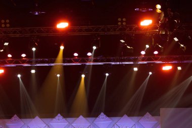 Konser ve Moda Şovu sahne rampasında, inşaat ışığı ışınlarını aşağı doğru sarı mavi renkte hareket ettiriyor. LED, daha fazla renk ve yüksek yoğunluklu Işık tasarrufu için yeni teknolojiye eşit