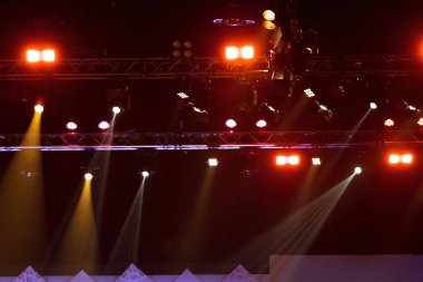 Konser ve Moda Şovu sahne rampasında, inşaat ışığı ışınlarını aşağı doğru sarı mavi renkte hareket ettiriyor. LED, daha fazla renk ve yüksek yoğunluklu Işık tasarrufu için yeni teknolojiye eşit
