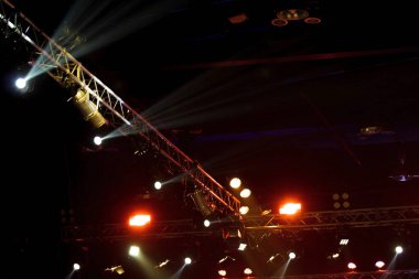 Konser ve Moda Şovu sahne rampasında, inşaat ışığı ışınlarını aşağı doğru sarı mavi renkte hareket ettiriyor. LED, daha fazla renk ve yüksek yoğunluklu Işık tasarrufu için yeni teknolojiye eşit
