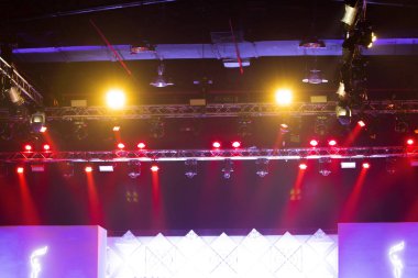 Konser ve Moda Şovu sahne rampasında, inşaat ışığı ışınlarını aşağı doğru sarı mavi renkte hareket ettiriyor. LED, daha fazla renk ve yüksek yoğunluklu Işık tasarrufu için yeni teknolojiye eşit