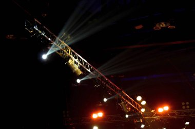 Konser ve Moda Şovu sahne rampasında, inşaat ışığı ışınlarını aşağı doğru sarı mavi renkte hareket ettiriyor. LED, daha fazla renk ve yüksek yoğunluklu Işık tasarrufu için yeni teknolojiye eşit