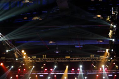 Konser ve Moda Şovu sahne rampasında, inşaat ışığı ışınlarını aşağı doğru sarı mavi renkte hareket ettiriyor. LED, daha fazla renk ve yüksek yoğunluklu Işık tasarrufu için yeni teknolojiye eşit