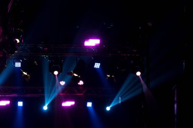 Konser ve Moda Şovu sahne rampasında, inşaat ışığı ışınlarını aşağı doğru sarı mavi renkte hareket ettiriyor. LED, daha fazla renk ve yüksek yoğunluklu Işık tasarrufu için yeni teknolojiye eşit