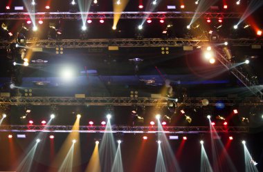 Konser ve Moda Şovu sahne rampasında, inşaat ışığı ışınlarını aşağı doğru sarı mavi renkte hareket ettiriyor. LED, daha fazla renk ve yüksek yoğunluklu Işık tasarrufu için yeni teknolojiye eşit