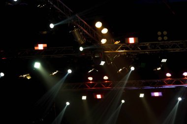 Konser ve Moda Şovu sahne rampasında, inşaat ışığı ışınlarını aşağı doğru sarı mavi renkte hareket ettiriyor. LED, daha fazla renk ve yüksek yoğunluklu Işık tasarrufu için yeni teknolojiye eşit