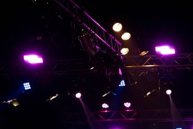 Konser ve Moda Şovu sahne rampasında, inşaat ışığı ışınlarını aşağı doğru sarı mavi renkte hareket ettiriyor. LED, daha fazla renk ve yüksek yoğunluklu Işık tasarrufu için yeni teknolojiye eşit