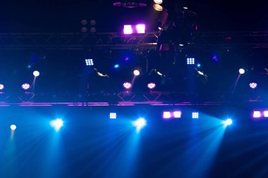 Konser ve Moda Şovu sahne rampasında, inşaat ışığı ışınlarını aşağı doğru sarı mavi renkte hareket ettiriyor. LED, daha fazla renk ve yüksek yoğunluklu Işık tasarrufu için yeni teknolojiye eşit