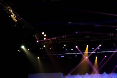 Konser ve Moda Şovu sahne rampasında, inşaat ışığı ışınlarını aşağı doğru sarı mavi renkte hareket ettiriyor. LED, daha fazla renk ve yüksek yoğunluklu Işık tasarrufu için yeni teknolojiye eşit