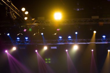 Konser ve Moda Şovu sahne rampasında, inşaat ışığı ışınlarını aşağı doğru sarı mavi renkte hareket ettiriyor. LED, daha fazla renk ve yüksek yoğunluklu Işık tasarrufu için yeni teknolojiye eşit