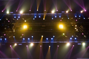 Konser ve Moda Şovu sahne rampasında, inşaat ışığı ışınlarını aşağı doğru sarı mavi renkte hareket ettiriyor. LED, daha fazla renk ve yüksek yoğunluklu Işık tasarrufu için yeni teknolojiye eşit