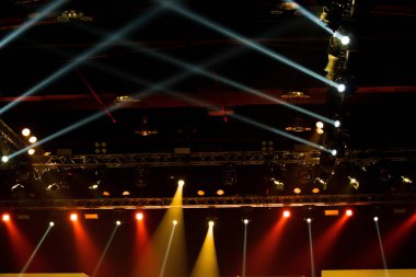 Konser ve Moda Şovu sahne rampasında, inşaat ışığı ışınlarını aşağı doğru sarı mavi renkte hareket ettiriyor. LED, daha fazla renk ve yüksek yoğunluklu Işık tasarrufu için yeni teknolojiye eşit