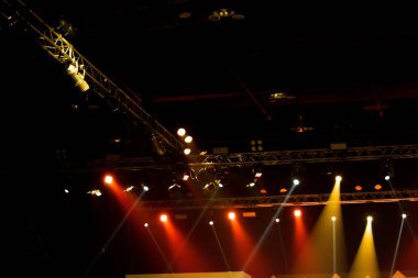 Konser ve Moda Şovu sahne rampasında, inşaat ışığı ışınlarını aşağı doğru sarı mavi renkte hareket ettiriyor. LED, daha fazla renk ve yüksek yoğunluklu Işık tasarrufu için yeni teknolojiye eşit