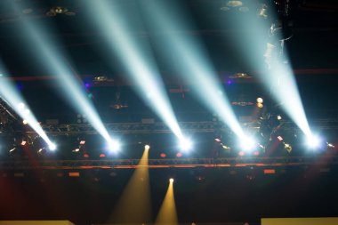 Konser ve Moda Şovu sahne rampasında, inşaat ışığı ışınlarını aşağı doğru sarı mavi renkte hareket ettiriyor. LED, daha fazla renk ve yüksek yoğunluklu Işık tasarrufu için yeni teknolojiye eşit