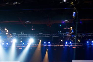 Konser ve Moda Şovu sahne rampasında, inşaat ışığı ışınlarını aşağı doğru sarı mavi renkte hareket ettiriyor. LED, daha fazla renk ve yüksek yoğunluklu Işık tasarrufu için yeni teknolojiye eşit