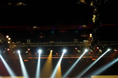 Konser ve Moda Şovu sahne rampasında, inşaat ışığı ışınlarını aşağı doğru sarı mavi renkte hareket ettiriyor. LED, daha fazla renk ve yüksek yoğunluklu Işık tasarrufu için yeni teknolojiye eşit