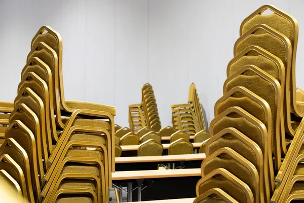 Stack Steel Chair Fabric Сидіння Майданчик Жовтий Золотий Колір Таблиця — стокове фото