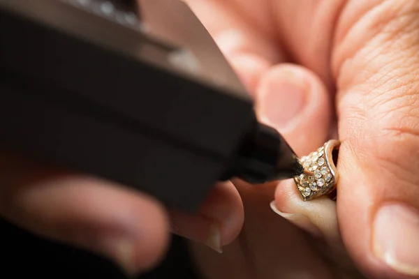 Gouden Ring Handen Klaar Echt Controleren Niet Met Diamond Tester — Stockfoto