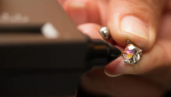 Gouden Ring Handen Klaar Echt Controleren Niet Met Diamond Tester — Stockfoto