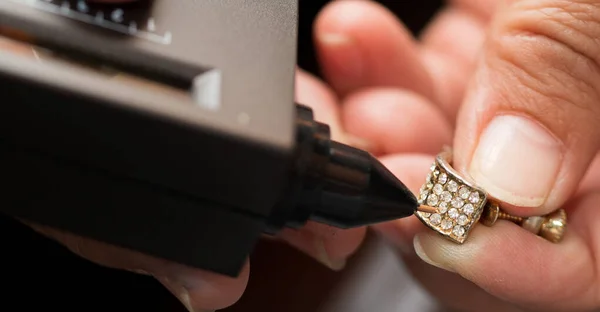 Gouden Ring Handen Klaar Echt Controleren Niet Met Diamond Tester — Stockfoto