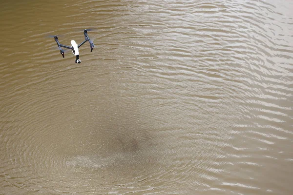 Drone Dans Air Dessus Eau Rivière Brune Vague Vent Mouvement — Photo