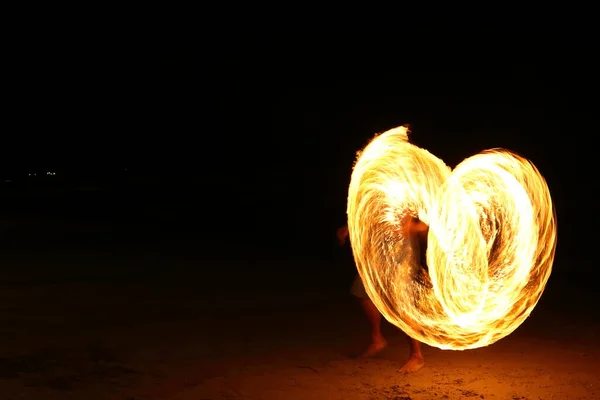 Yüksek Yetenekli Adam Odun Direğini Yakıt Yağı Ateşle Döndürerek Havai — Stok fotoğraf