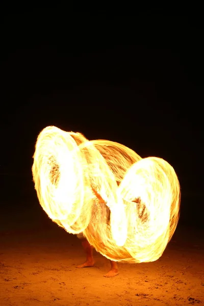 Homem Alta Habilidade Jogando Fogos Artifício Girando Poste Madeira Com — Fotografia de Stock