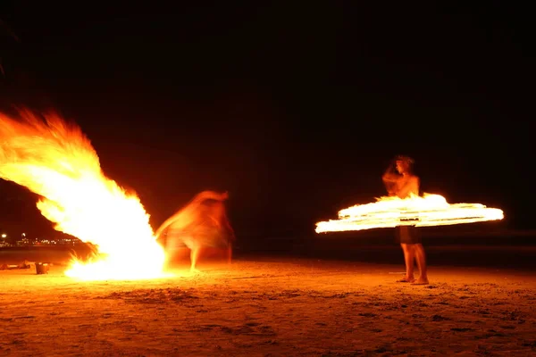 Hombre Alta Habilidad Jugando Fuegos Artificiales Girando Poste Madera Con —  Fotos de Stock