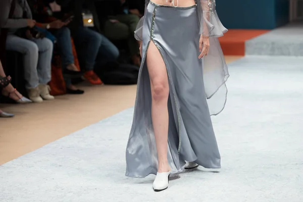 Modelka Sukienka Model Spacer Powrotem Ciemny Pas Startowy Fashion Show — Zdjęcie stockowe