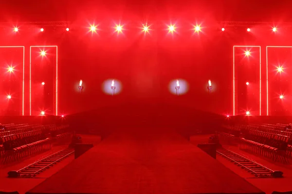 Fashion Show Catwalk Runway Stage Reddish Atmosphere Smoke Spotlight Par — Stock Photo, Image