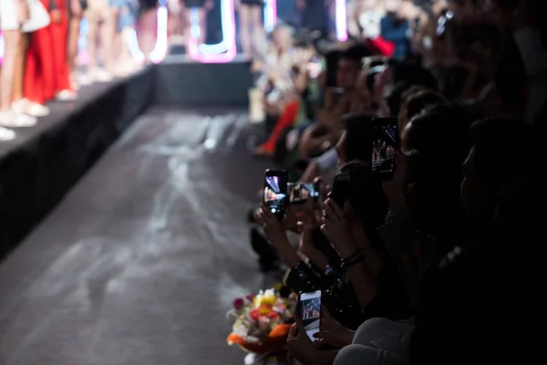 Front Row Vip Guests People Audience Filming Record Vdo Fashion — Stock Photo, Image