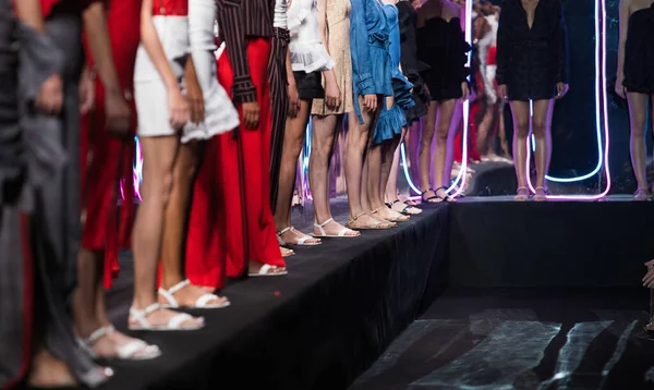 Woman Fashion Models Stand Finale Runway Ramp Fashion Week Present — Stock Fotó