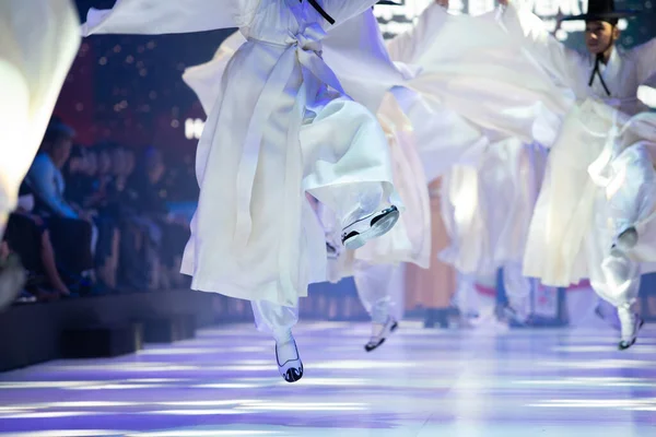 Model Hanbok Kore Geleneksel Kostümünün Moda Gösterisi Nde Yürüyor Podyumda — Stok fotoğraf