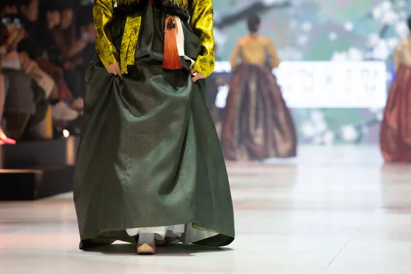 Μοντέλο Βόλτες Στην Επίδειξη Μόδας Της Hanbok Κορέα Παραδοσιακή Στολή — Φωτογραφία Αρχείου