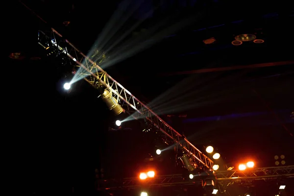 Prestaties Bewegende Verlichting Bouw Lichtstraal Naar Beneden Geel Blauwe Kleur — Stockfoto