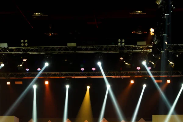 コンサートやファッションショーのステージランプで 黄色の青の色で建設光ビーム線の下に照明を移動パフォーマンス より多くの色と高密度の光を節約するためのLedパー新技術 — ストック写真