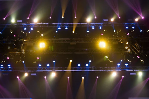 コンサートやファッションショーのステージランプで 黄色の青の色で建設光ビーム線の下に照明を移動パフォーマンス より多くの色と高密度の光を節約するためのLedパー新技術 — ストック写真
