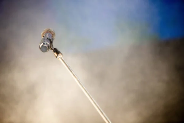 Microfoon Met Standaard Het Podium Lamp Verlichting Wazige Achtergrond Van — Stockfoto