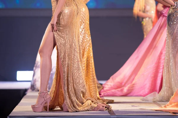 Μοντέλα Χρυσή Σπινθήρα Sequin Βραδινό Φόρεμα Μπάλα Πόδια Στο Fashion — Φωτογραφία Αρχείου