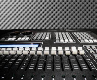 Ses kontrol ekipmanları, ses geçirmez akustik siyah gri köpük emici, piramit stili dolgu tabaka duvar kağıdı olarak ses kayıt stüdyosu ekleme paneli