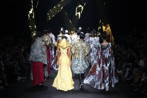 Grupo Vestido Moda Modelo Caminar Nuevo Pasarela Oscura Desfile Moda —  Fotos de Stock