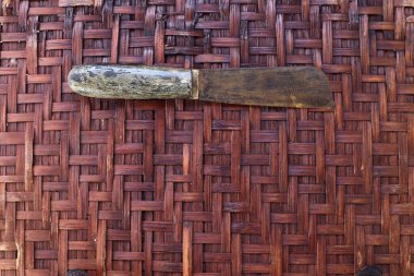 Antika küçük mutfak bıçağı, eski rattan dokuma dokusu, geleneksel rattan dokusu arka plan